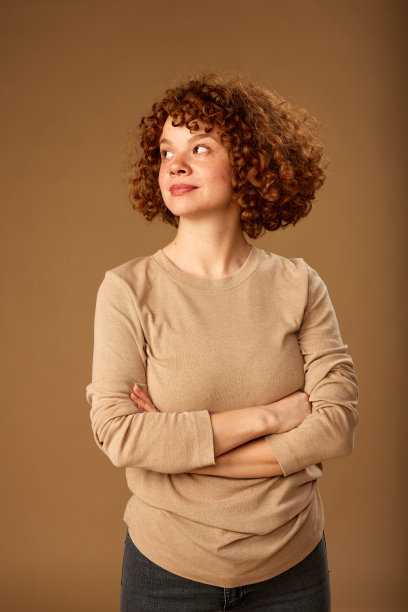 一个可爱的姜黄色女孩卷发的肖像。图片下载