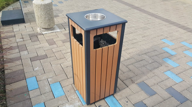 一个方形的木制垃圾桶，顶部有一个烟灰缸。在户外。图片下载