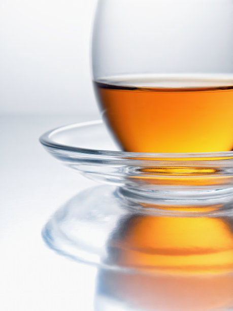 阳光明媚的一杯茶，带着沉思图片下载