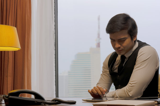 上流社会的男人在豪华房间工作。图片下载