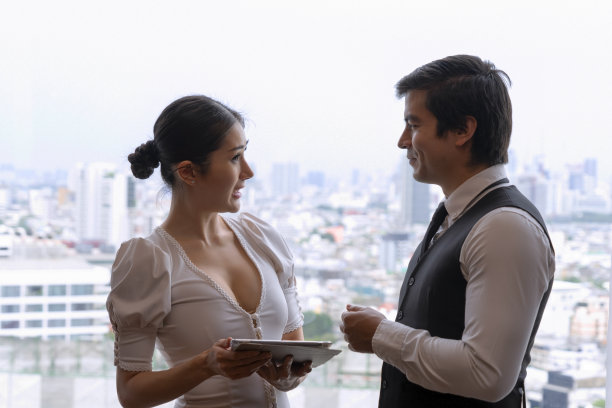 上流社会的男人和女人在豪华房间工作。图片下载