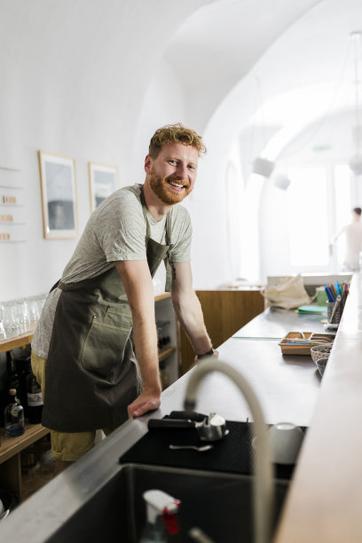 咖啡馆里微笑的服务员的肖像图片下载