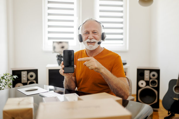 男性社交媒体技术影响者在家录制开箱视频图片下载