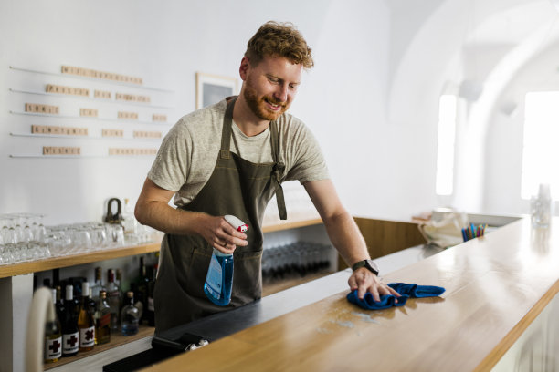 年轻的酒保在清洗水槽图片下载
