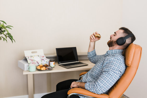 年轻的商人在办公室午休图片下载