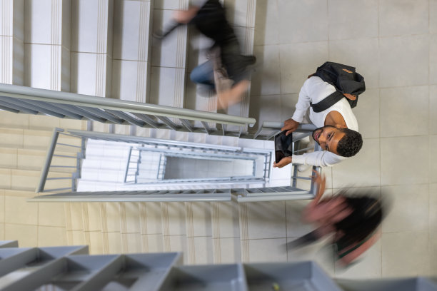 学生们在楼梯上运动。图片下载