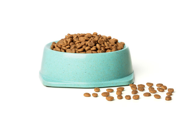 干猫粮在绿色碗隔离在白色。图片下载
