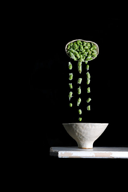 垂直拍摄的大豆飞溅和漂浮在空中孤立的黑色背景图片下载