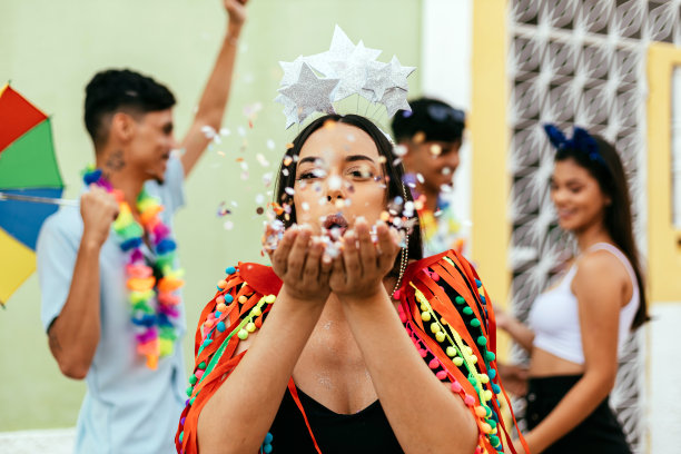 巴西的狂欢节。一群朋友庆祝嘉年华派对图片下载