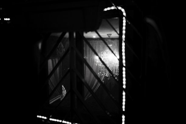 从窗户看房间里吊灯的灰度图片下载