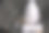 白色针织围巾。女式手工针织服装。旁边有一捆用来编织的白线和针织针。在黑板上。图片下载