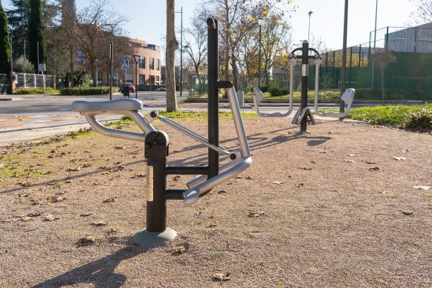 市立公园内有众多体操器材，促进体育保健。图片下载