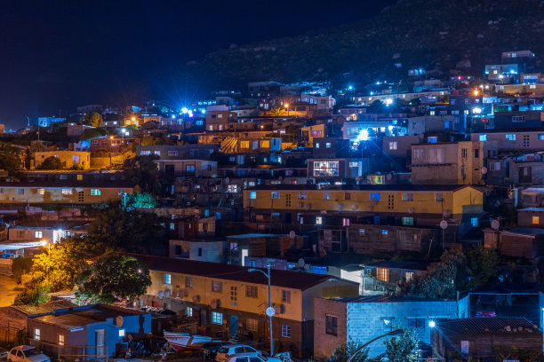 夜晚城市灯光下山上房屋的美丽照片图片下载