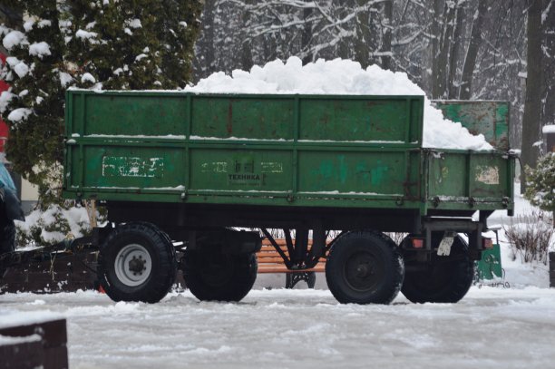 带雪的拖车图片下载