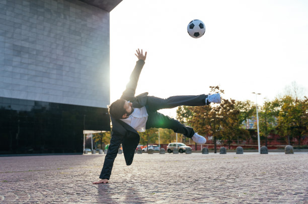 一个商人在踢足球，做着freestyle的花样图片下载