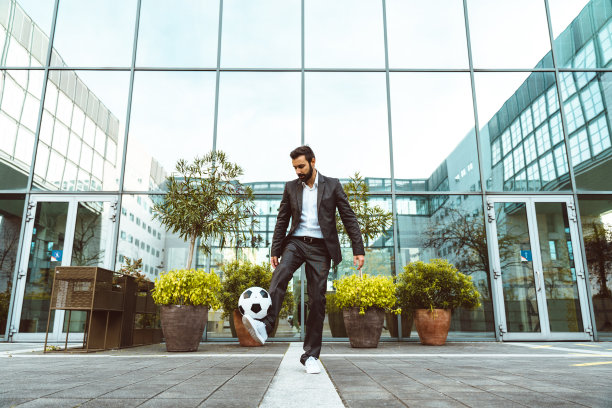 一个商人在踢足球，做着freestyle的花样图片下载