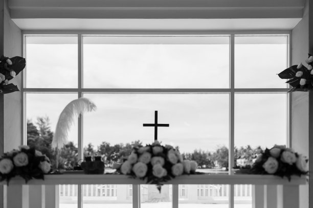 在基督教堂，它看起来很神奇，用鲜花装饰着。在即将到来的婚礼上。图片下载