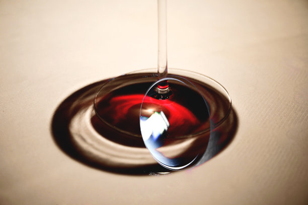 带镜片的酒杯图片下载