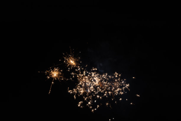 美丽的瑞士新年前夜的超级烟火。这种烟火对环境不好，因此受到了严厉的批评。图片下载