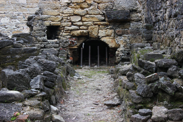 废墟中的门控排水系统图片下载