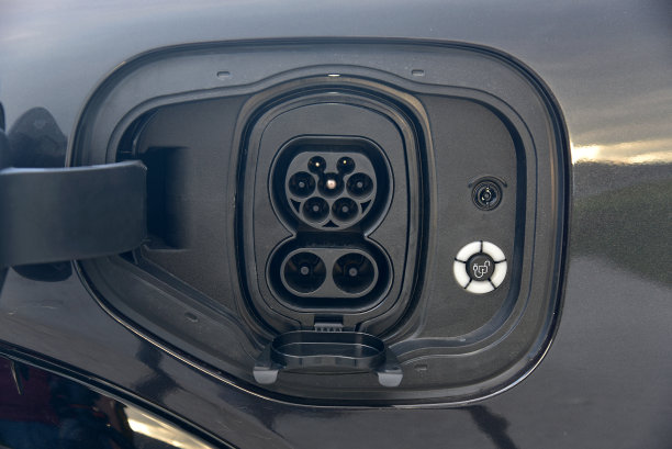 现代电动汽车上的充电端口图片下载