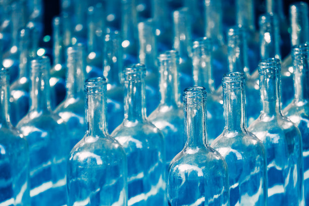 空瓶子排成一排图片下载