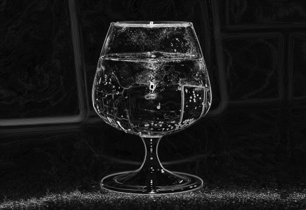 厨房里有一只盛着浅棕色饮料的玻璃杯图片下载