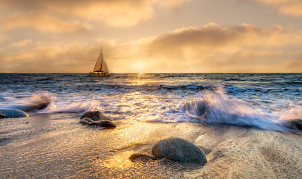 日落海洋帆船鼓舞人心的令人振奋的景观图片下载