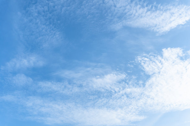 蓝色的天空背景与夏日的白云和渐变光，平静美丽的天际线天气在阳光明媚的冬季风空气，生动的青色景观地平线为环境天图片下载