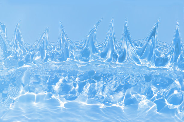 离焦模糊透明蓝色颜色清晰平静的水面纹理与飞溅和气泡。潮流抽象的自然背景。水波在阳光下带有焦散。碧水浪花闪闪发光图片下载