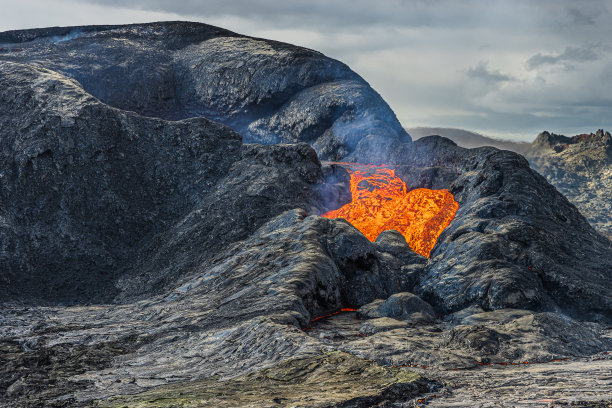 火山口景观与一些熔岩流图片下载