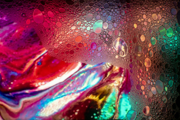 油和肥皂泡在水，抽象的背景图片下载