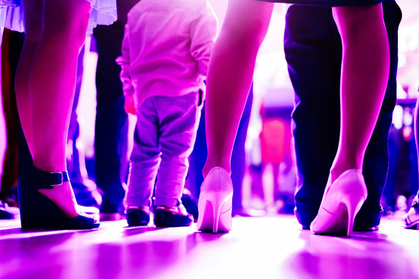 婚礼宾客的腿部特写。婚礼大厅设有图片下载