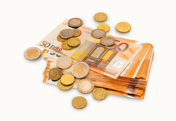 50欧元的钞票，上面堆放着不同类型的欧元硬币图片下载