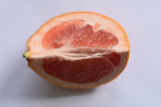 一片柚子在白色背景的股票照片图片下载