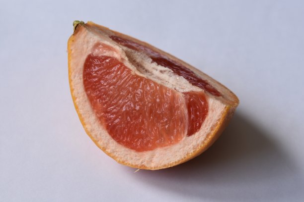 一片柚子在白色背景的股票照片图片下载