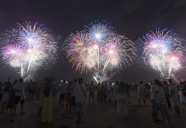 海滩上的烟火。人们在看烟花。新年庆祝活动。图片下载