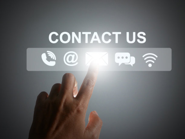 联系我们或客户支持概念。手指敲击虚拟屏幕上的联系图标:电话、地址、电子邮件、实时聊天和互联网wifi图片下载