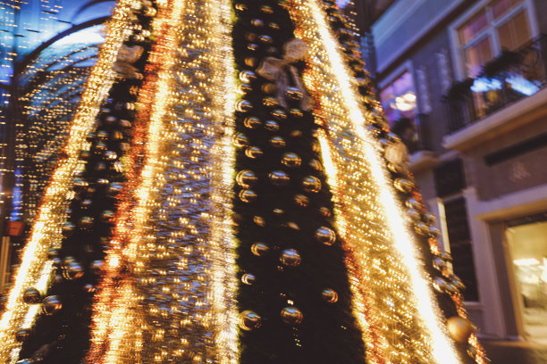 大圣诞树与彩色的装饰品图片下载