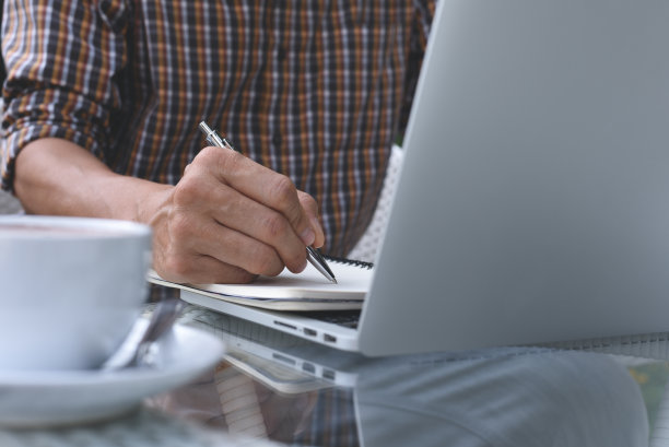 在咖啡店工作的商人图片下载