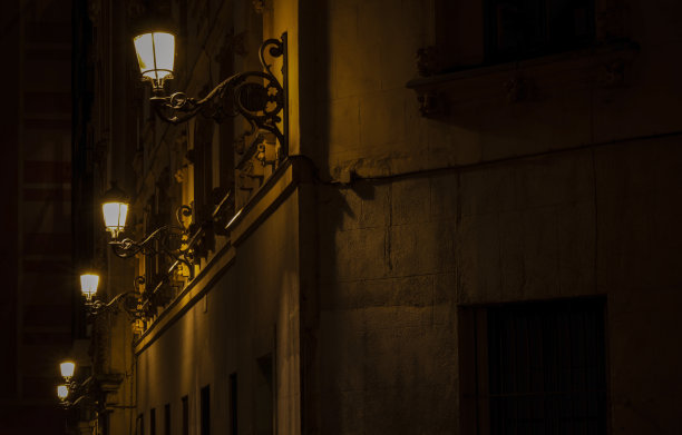 夜晚建筑立面的路灯。马德里,西班牙图片下载