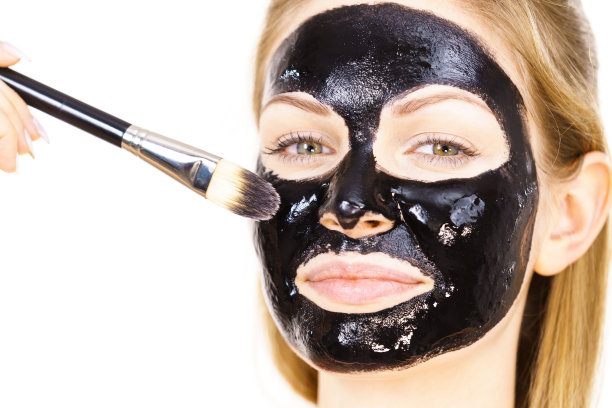 女子用黑色泥面膜敷脸图片下载