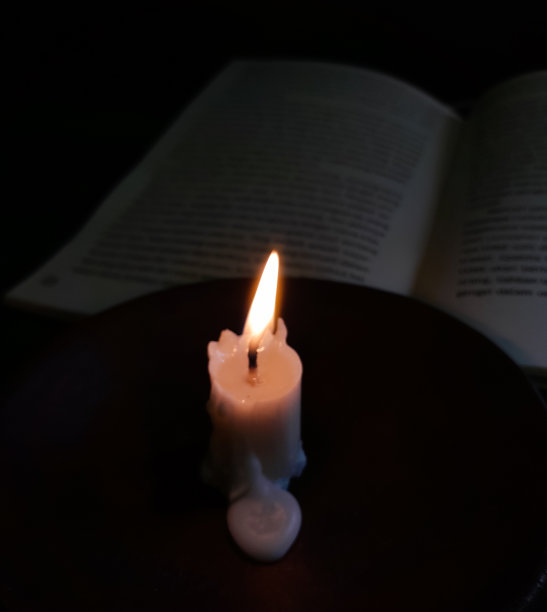 燃烧的蜡烛照亮了这本书图片下载