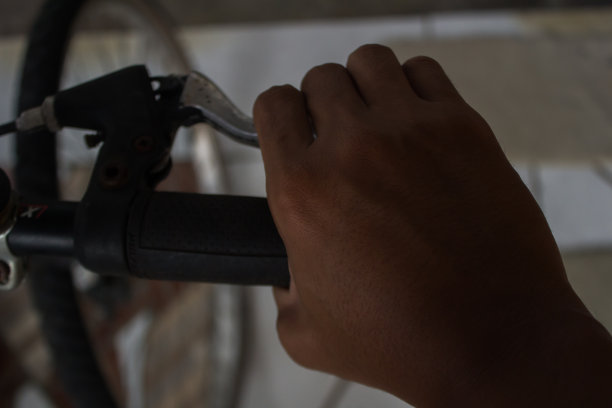 手抓自行车刹车图片下载