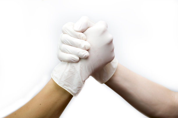 医生们在白色背景上握手。图片下载