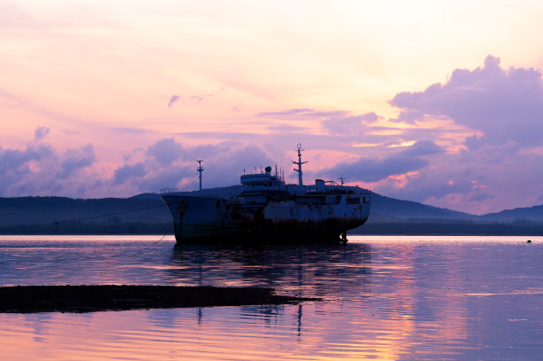 海上的旧船，泰国普吉岛美丽的日出图片下载