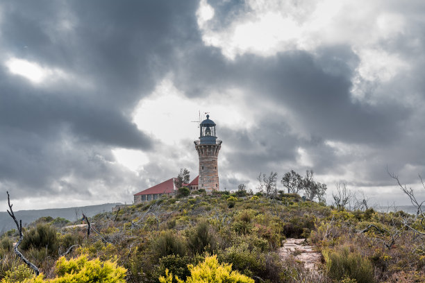 悉尼棕榈滩灯塔上戏剧性的云天图片下载