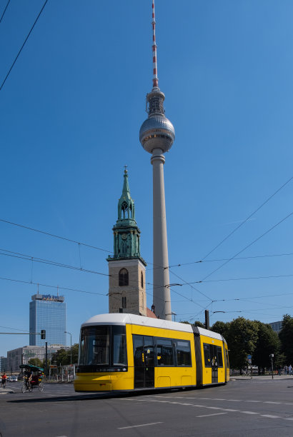 黄色有轨电车，亚历山大广场，柏林电视塔和圣玛丽教堂在柏林，德国图片下载