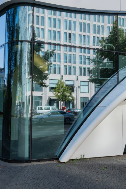 柏林街道在玻璃幕墙上的倒影，德国图片下载