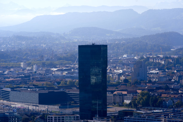 Aerial view of City of Zürich with skyscraper Prime Tower and Swiss Alps in the background on a sunny late summer day.图片下载